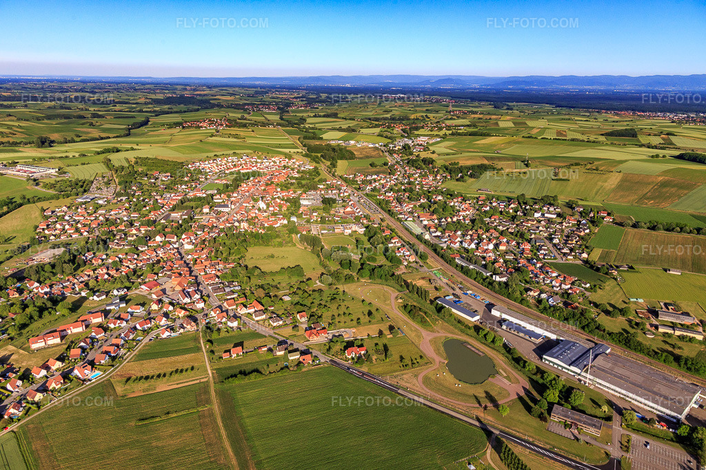 Aerial view: View of the town from the west in Soultz-sous-Forêts in the state Bas-Rhin, France.Photo: IMG_100777.jpg taken on 06/08/2017 by Werner Riehm/FLY-FOTO.comResolution of the original: 5472 x 3648 px