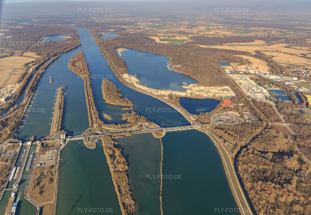 Luftbild: Schleuse und Rheinbrücke Gambsheim-Freistett im Ortsteil Freistett in Rheinau im Bundesland Baden-Württemberg in Deutschland.Foto: IMG_097669.jpg vom 16.03.2017 durch Werner Riehm/FLY-FOTO.deAuflösung des Originals: 4610 x 3192 px