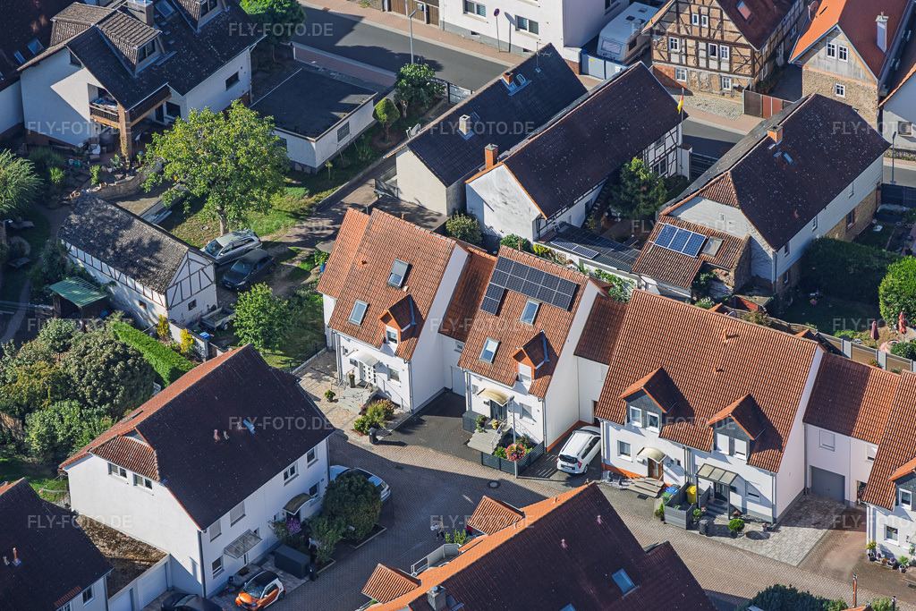 Luftbild: Neubauten in Zur Herrenwiese im Ortsteil Sickenhofen in Babenhausen im Bundesland Hessen in Deutschland. – Foto: IMG_159352.jpg vom 22.09.2026 durch Werner Riehm/FLY-FOTO.de – Auflösung des Originals: 5653 x 3769 px