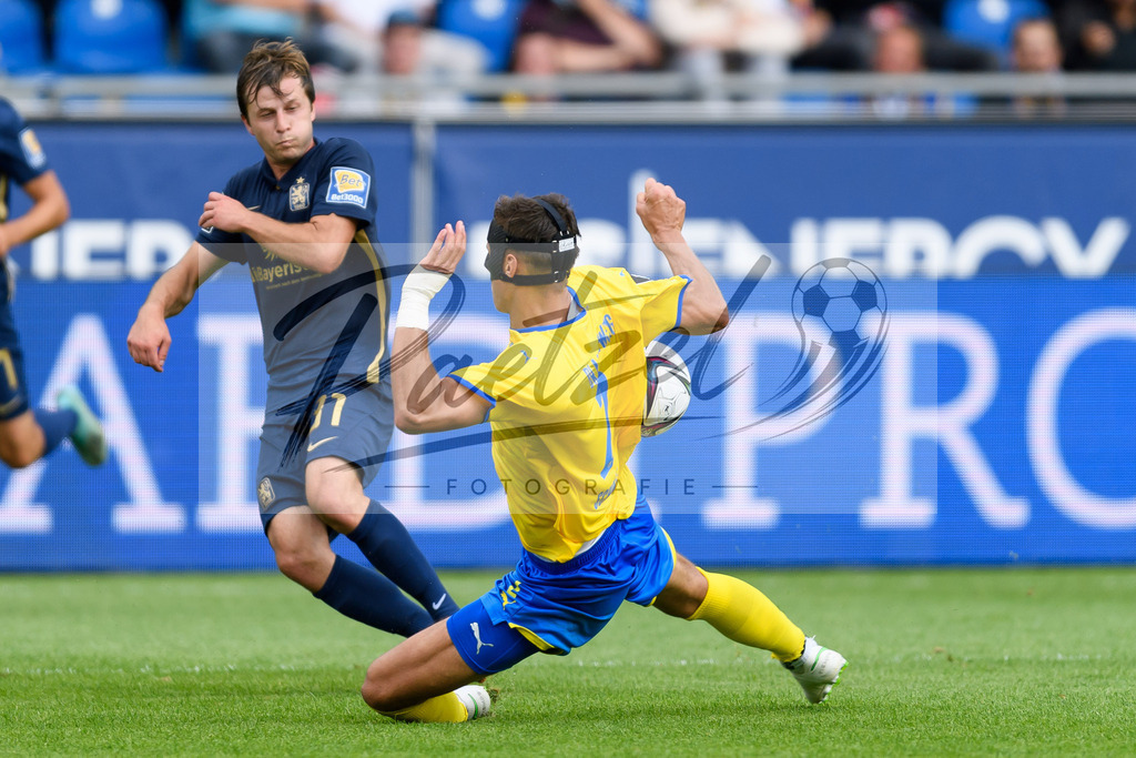 EBSTSV20210828_060 | Fussball, Herren: Richard Neudecker (TSV 1860 Muenchen) und Michael Schultz (Eintracht Braunschweig) im Zweikampf beim Spiel der 3. Liga zwischen Eintracht Braunschweig und TSV 1860 Muenchen im Eintracht-Stadion am 28.08.2021 in Braunschweig, Deutschland.DFB / DFL REGULATIONS PROHIBIT ANY USE OF PHOTOGRAPHS AS IMAGE SEQUENCES AND/OR QUASI-VIDEO. - Realisiert mit Pictrs.com