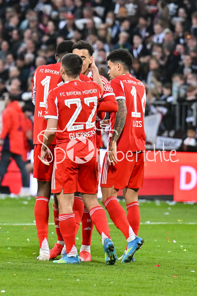 FC St. Pauli - FC Bayern München | ST. PAULI, DEUTSCHLAND - 11. APRIL: Jubel der Bayern nach dem Treffer zum 0-4 durch Nicolas JACKSON (FC Bayern Munich 11) / Tor / Torschuetze / Freude / Happy während dem Bundesligamatch zwischen dem FC St. Pauli und dem FC Bayern München am 29. Spieltag im Millerntor Stadion / DFL REGULATIONS PROHIBIT ANY USE OF PHOTOGRAPHS AS IMAGE SEQUENCES AND/OR QUASI-VIDEO