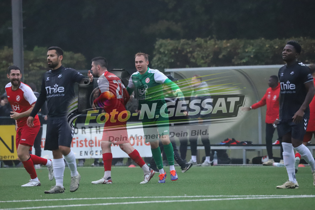 FC RW Kirchlengern - BV Bad Lippspringe | Auf dem Bild zu sehen: rot FC RW Kirchlengern: Finn-Luis PatzekFC RW Kirchlengern, BV Bad Lippspringe, Saison 25/26, Landesliga, Kirchlengern, Deutschland - Realisiert mit Pictrs.com