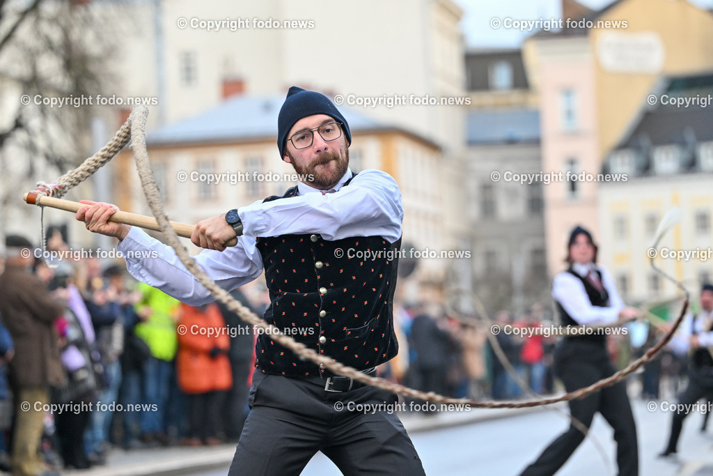 Neujahrschnalzen_ Aperschnalzen 2024_ 01.01.2024-25 | 01.01.2024, Promenade Linz, AUT, Landhaus im Bild Neujahrschnalzen 2024, Turmblaeser, Prangerschuetzen, Tradition, Brauchtum, Blasmusik, Peitschen, Trachtenverein Altstaedter Bauerngmoa, Promenade, Landhaus, Turm, Linz