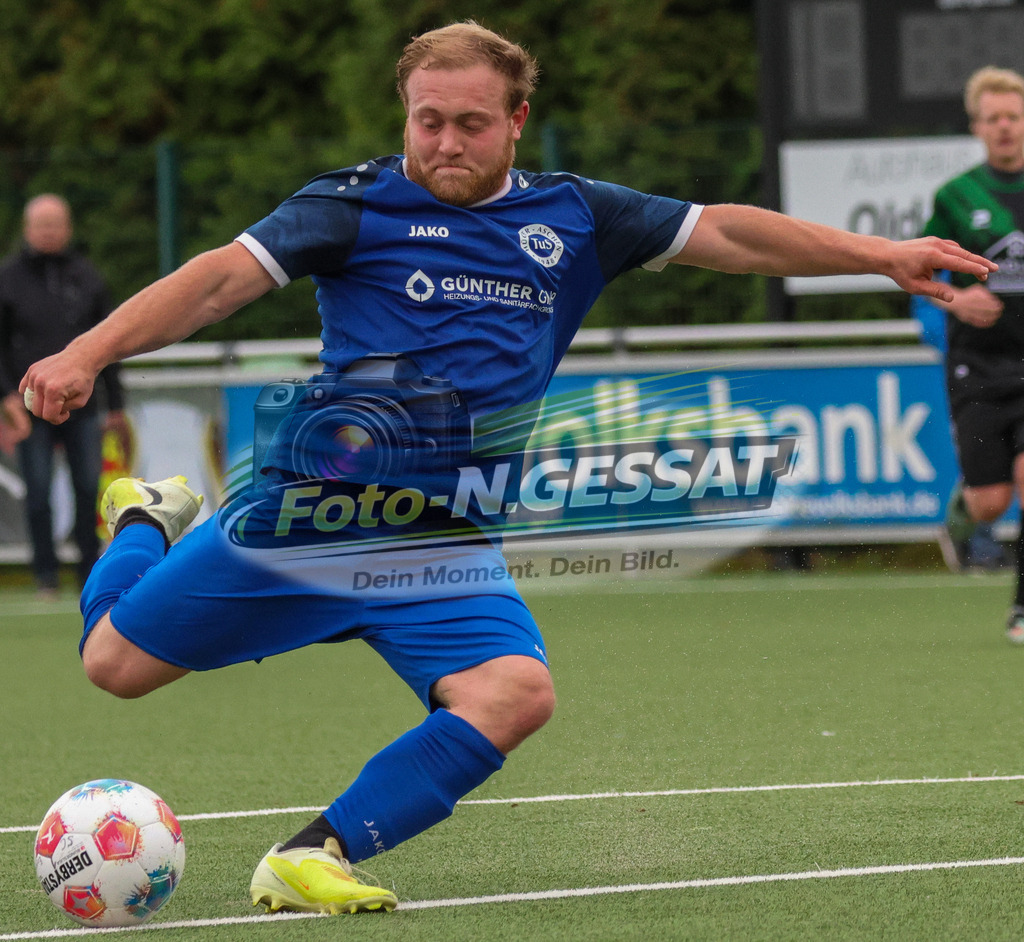 SC Enger - TuS Hücker-Aschen | Auf dem Bild zu sehen: blau TuS Hücker-Aschen: Gabriel Baitler  SC Enger, TuS Hücker-Aschen, Saison 26/27, Kreisliga A, Enger, Deutschland - Realisiert mit Pictrs.com