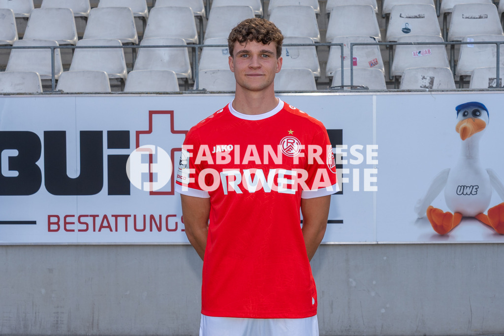 Rot-Weiss Essen; 3. Liga, Portraettermin 2026/2027, Foto: Eibner-Pressefoto/Fabian Friese | Max Geschwill (Rot-Weiss Essen, #06),Rot-Weiss Essen; 3. Liga, Portraettermin 2026/2027, Foto: Eibner-Pressefoto/Fabian Friese - Realisiert mit Pictrs.com