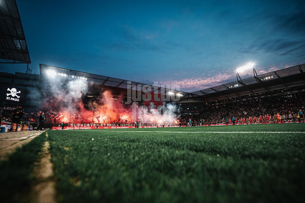 Fußball | Männer | Saison 2025/2026  | Fußball-Bundesliga | 30. Spieltag | FC St. Pauli vs. 1. FC Köln | 17.04.2026 | Pyrotechnik beim Einlauf der Teams in der Südkurve