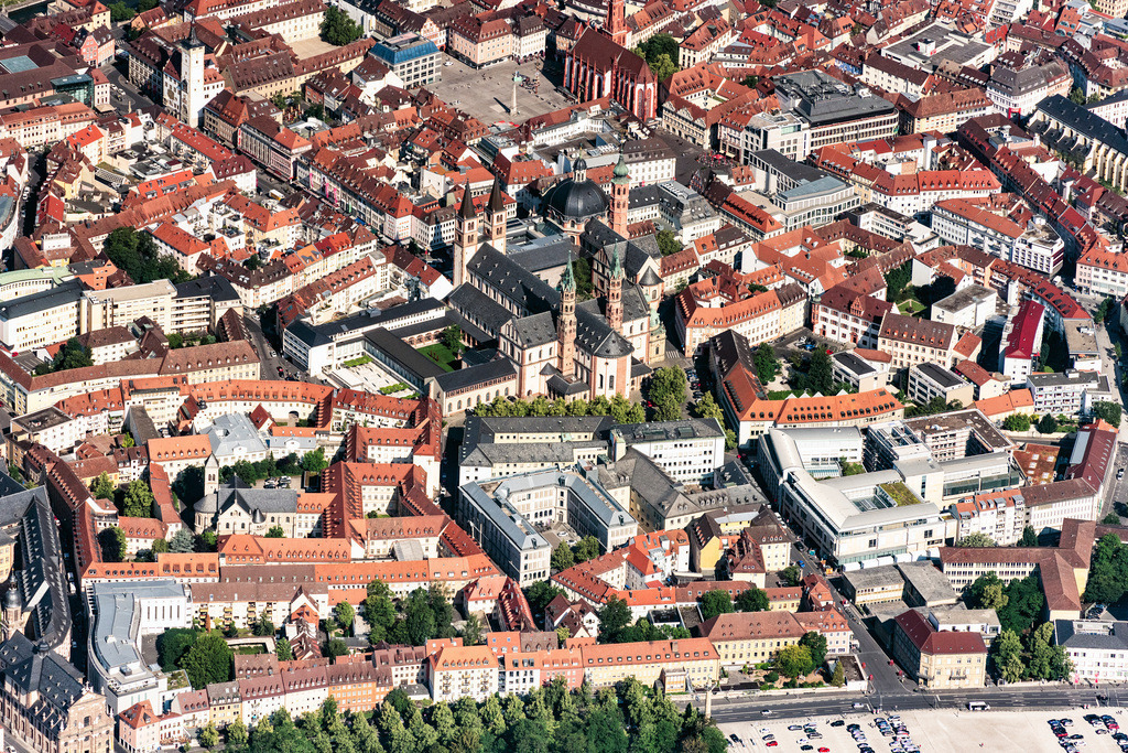 dr__0024183.jpg | WüRZBURG 17.06.2019 Kirchengebäude des Domes in der Altstadt in Würzburg im Bundesland Bayern, Deutschland. // Church building of the cathedral in the old town in Wuerzburg in the state Bavaria, Germany. Foto: Daniel Reiter