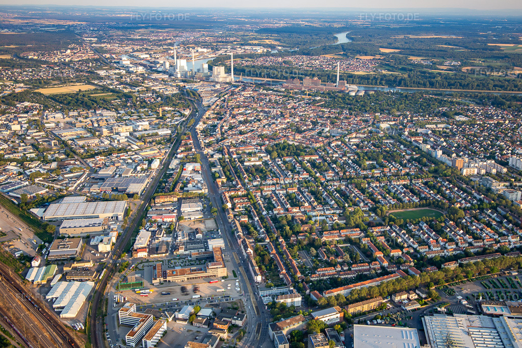 Luftbild: Neckarauerstraße aus Norden im Ortsteil Neckarau in Mannheim im Bundesland Baden-Württemberg in Deutschland. – Foto: IMG_137186.jpg vom 24.06.2023 durch Werner Riehm/FLY-FOTO.de – Auflösung des Originals: 4907 x 3271 px