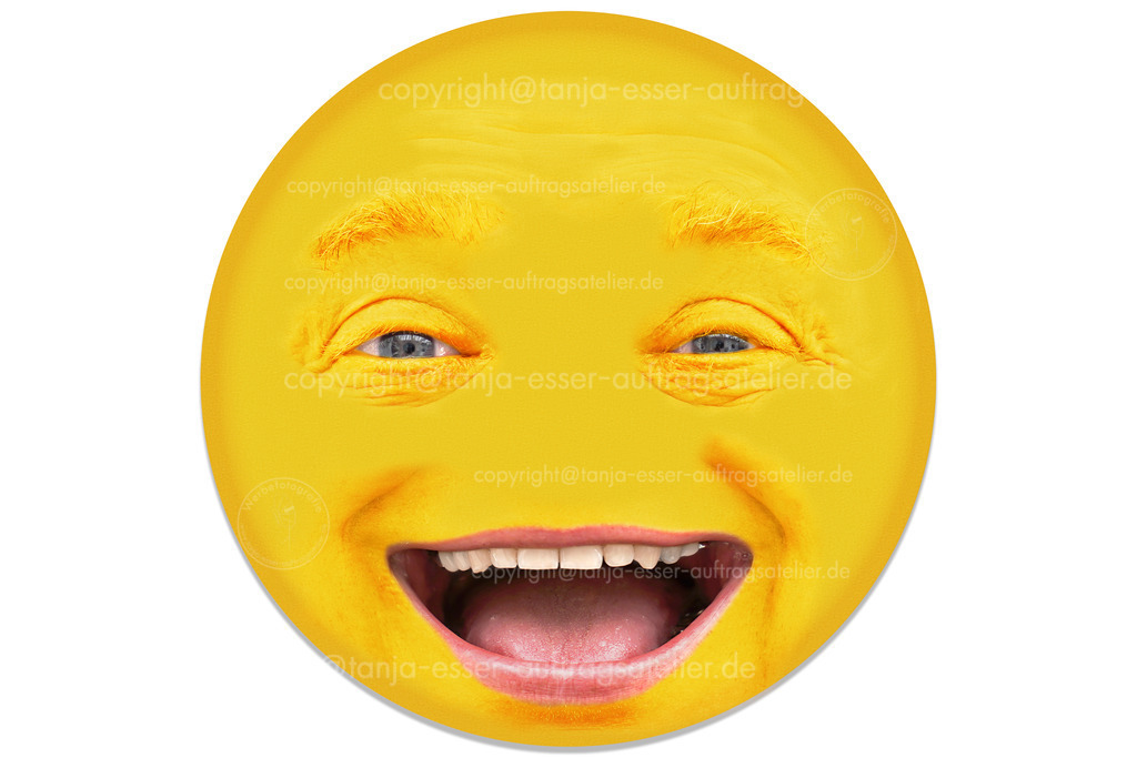 Lachendes Gesicht eines Mannes in gelbem  Kreis | Ein Mann Mitte 40 lacht. Die Gesichtszüge weisen viel Mimik auf. Das Gesicht ist kreisrund ausgeschnitten und isoliert vor weißem Hintergrund.