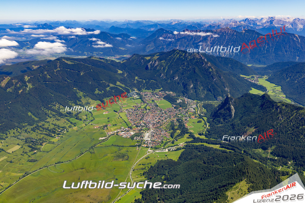 Aktuelles Luftbild von  Oberammergau - Die Luftaufnahme wurde 2022 mittels UL-Flugzeug erstellt ( keine Drohne ) - hochauflösende Kamera-Systeme von  Canon -Beste Qualität - Für grossformatige Ausdrucke geeignet. Die Geschenkidee !