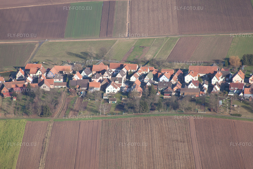 Vue aérienne: Rue Principale depuis le sud à Schleithal dans le département Bas Rhin, France – .Photo: IMG_48492.jpg prise le 11/12/2011 par Werner Riehm/FLY-FOTO.eu – Résolution de l'original: 4752 x 3168 px