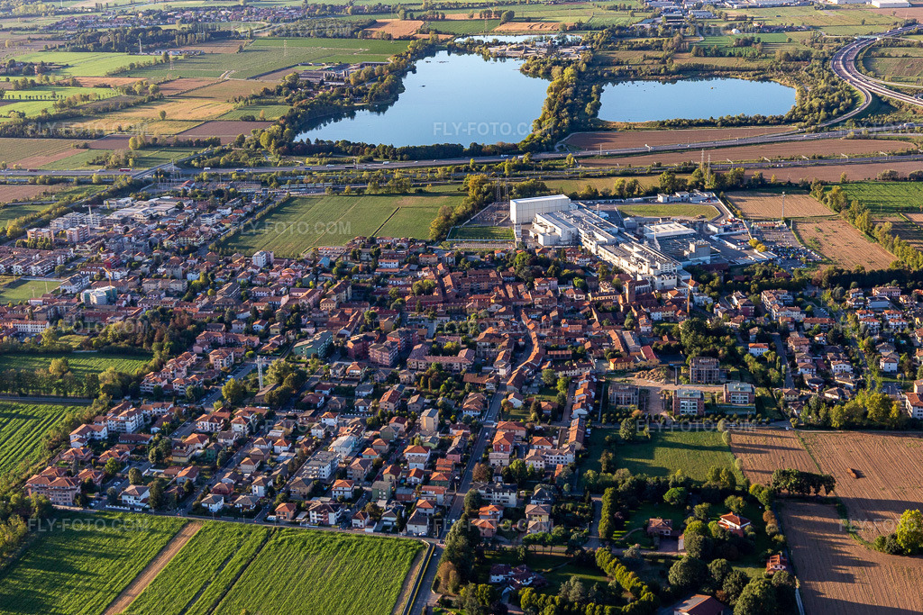 Aerial view: View of the town in Pozzuolo Martesana in the state Lombardy, Italy.Photo: IMG_134517.jpg taken on 09/19/2022 by Werner Riehm/FLY-FOTO.comResolution of the original: 5180 x 3453 px