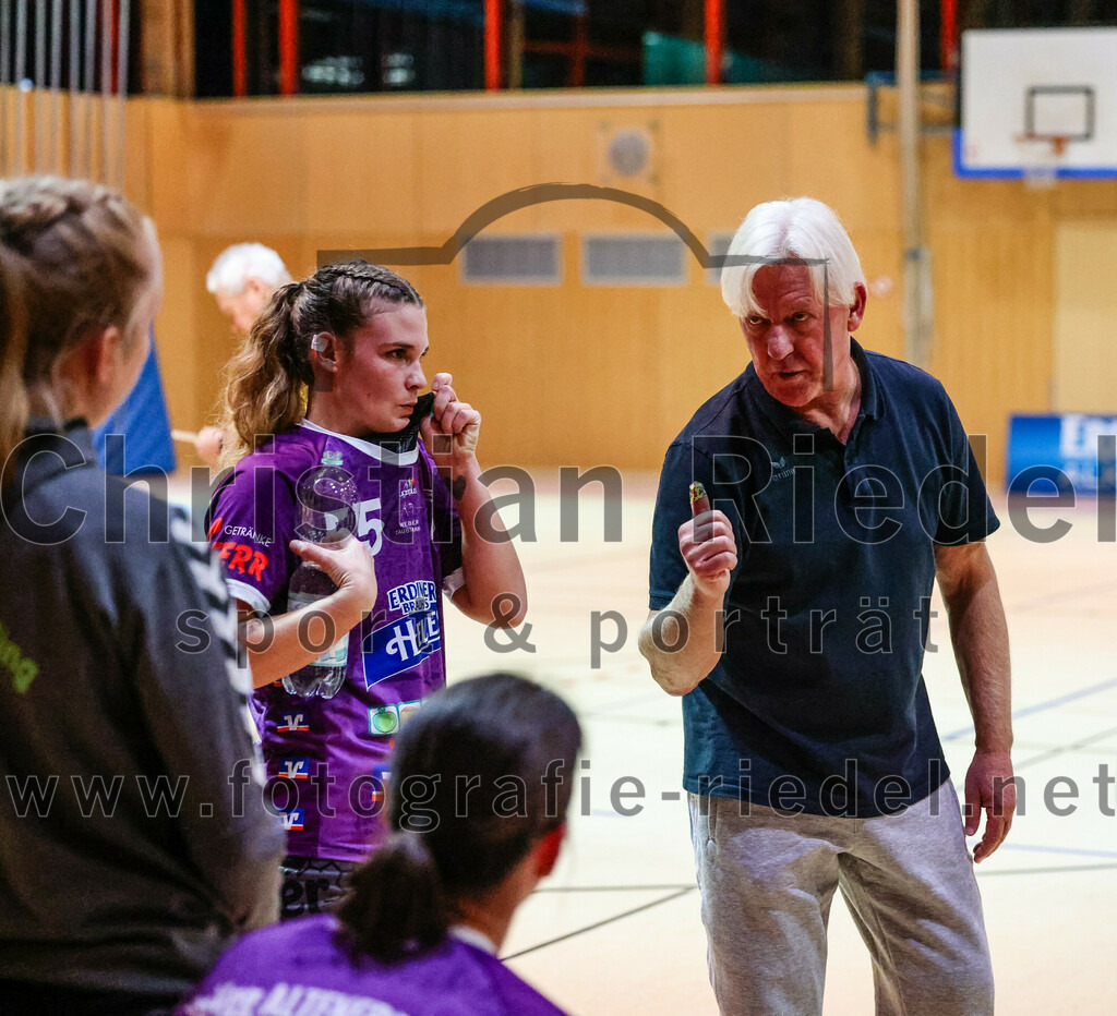 2023-11-04_079_SpVgg_Altenerding_gegen_TV_Altoetting | Erding, Deutschland, 04.11.2023:
Handball, Bezirksoberliga Frauen Altbayern 2023 / 2024, 6. Spieltag, SpVgg Altenerding gegen TV Altötting, Endergebnis: 28:26

Verena Bauer (SpVgg Altenerding, #55), Trainer Lutz Augner (SpVgg Altenerding)

Foto: Christian Riedel / fotografie-riedel.net