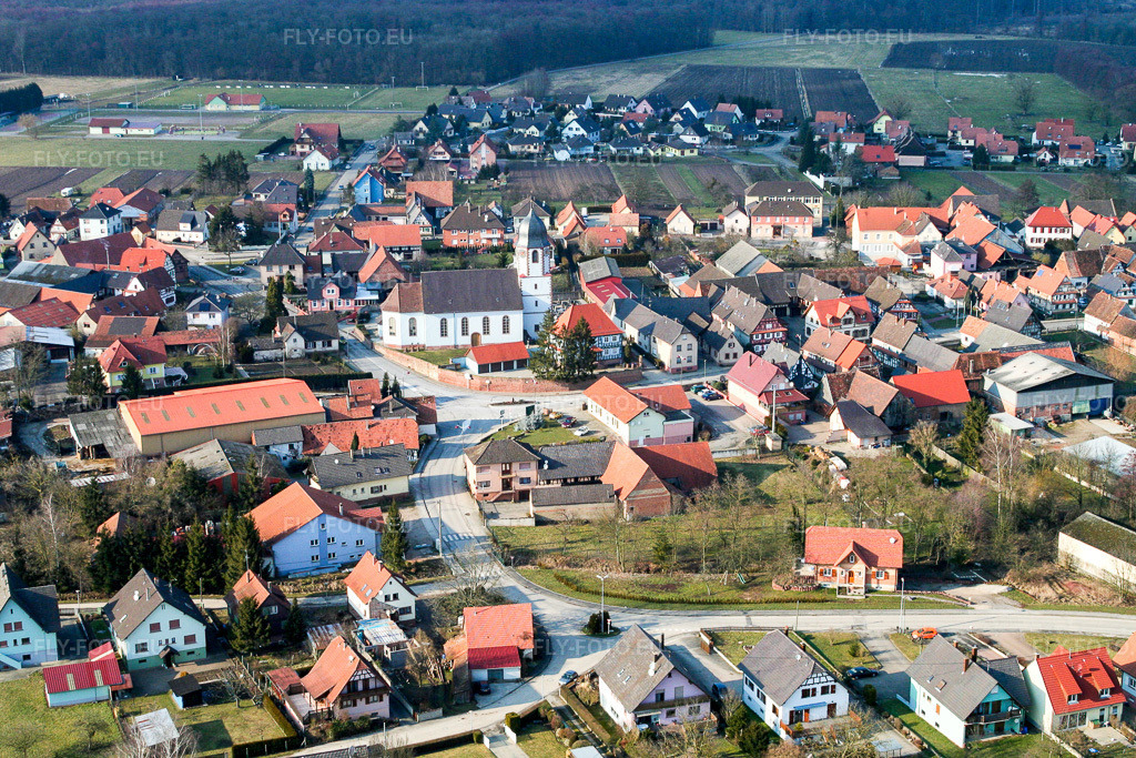 Vue aérienne: Église au centre du village à Niederlauterbach dans le département Bas Rhin, France. Photo: IMG_1176.jpg prise le 12/03/2006 par Werner Riehm/FLY-FOTO.eu – Résolution de l'original: 3456 x 2304 px