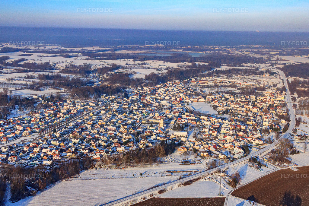 Luftbild: Dorfansicht aus Süden m Winter bei Schnee in Mothern im Bundesland Bas-Rhin in Frankreich. – Foto: IMG_36613.jpg vom 05.01.2011 durch Werner Riehm/FLY-FOTO.de – Auflösung des Originals: 4752 x 3168 px