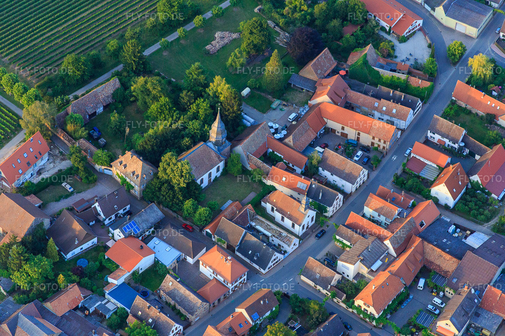 Luftbild: Protestantische Pfarrkirche in Kleinfischlingen im Bundesland Rheinland-Pfalz in Deutschland. – Foto: IMG_082791.jpg vom 25.06.2015 durch Werner Riehm/FLY-FOTO.de – Auflösung des Originals: 5472 x 3648 px – Prot. Kirchen im Gäu