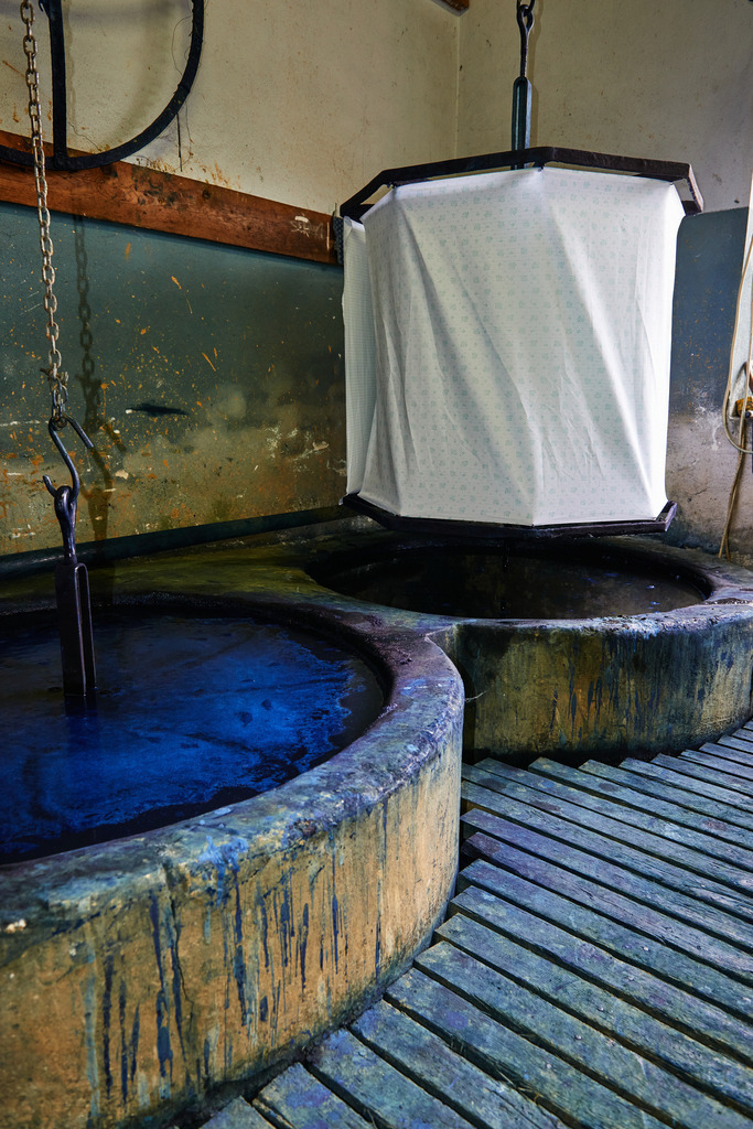 kurz vor dem eintauchen in das Bad | Steinberg, Austria - September 25, 2013: Original Indigo Blaudruck Koo in Burgenland; kurz vor dem Eintauchen in das Bad. - Realisiert mit Pictrs.com