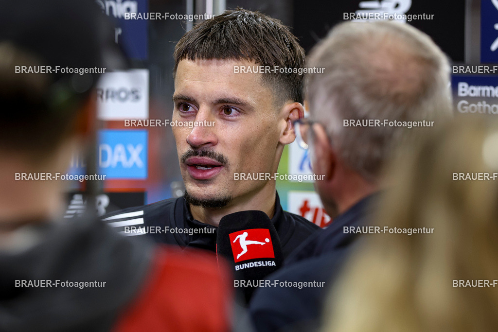 Bayer 04 Leverkusen vs Eintracht Frankfurt - Bundesliga  | Leverkusen, Deutschland, 12.09.25:   Robin Koch (Eintracht Frankfurt) im Interview waehrend des Spiels der Bundesliga zwischen  Bayer 04 Leverkusen vs Eintracht Frankfurt in der BayArena(Foto von Brauer-Fotoagentur / Adrian Schlueter)