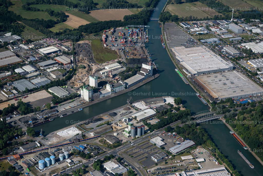 4034997 | BRAUNSCHWEIG 31.07.2020 Kaianlagen und Schiffs- Anlegestellen am Hafenbecken des Binnenhafen an der Hafenstraße im Ortsteil Veltenhof-Rühme in Braunschweig im Bundesland Niedersachsen, Deutschland. Weiterführende Informationen bei: AGRAVIS Niedersachsen-Süd GmbH,  Hafenbetriebsgesellschaft Braunschweig mbH. // Quays and boat moorings at the port of the inland port on street Hafenstrasse in the district Veltenhof-Ruehme in Brunswick in the state Lower Saxony, Germany. Further information at: AGRAVIS Niedersachsen-Sued GmbH,  Hafenbetriebsgesellschaft Braunschweig mbH. Foto: Gerhard Launer