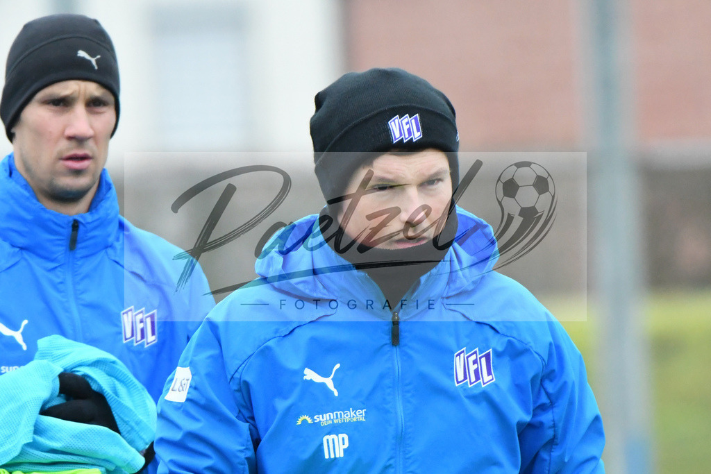 20200125_TRAOSN_0029 | Fußball, Herren: Co-Trainer Merlin Polzin (VfL Osnabrück) schaut beim Training des VfL Osnabrück am 25.01.2020 im Sportpark Illoshöhe in Osnabrück, Deutschland.(Foto von Nico Paetzel) - Realisiert mit Pictrs.com