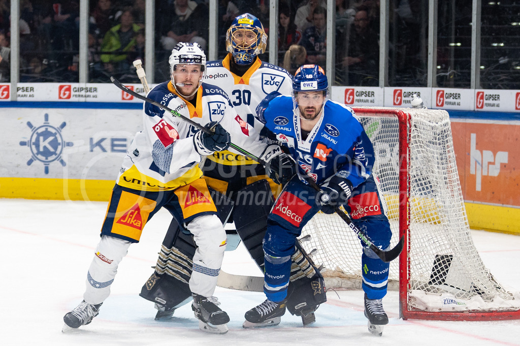 Swiss National League Final Game 2: ZSC Lions - EV Zug | 20.04.2022, Zürich, Hallenstadion, Swiss National League Final Game 2: ZSC Lions - EV Zug, #19 Niklas Hansson (Zug), #30 Torhüter Leonardo Genoni (Zug) und #16 Marcus Krüger (ZSC). - Realisiert mit Pictrs.com