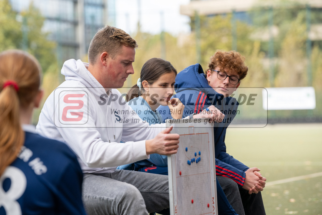 SFE_20231021_0152 | Deutsche Meisterschaft Weibliche U16 Halbfinale Düsseldorfer HC - Harvestehuder THC am 21.10.2023 in Köln (Düsseldorfer Hockeyclub 1905 e.V.), Photo: Stephan Fehrmann 2023 (Sports-Gallery)