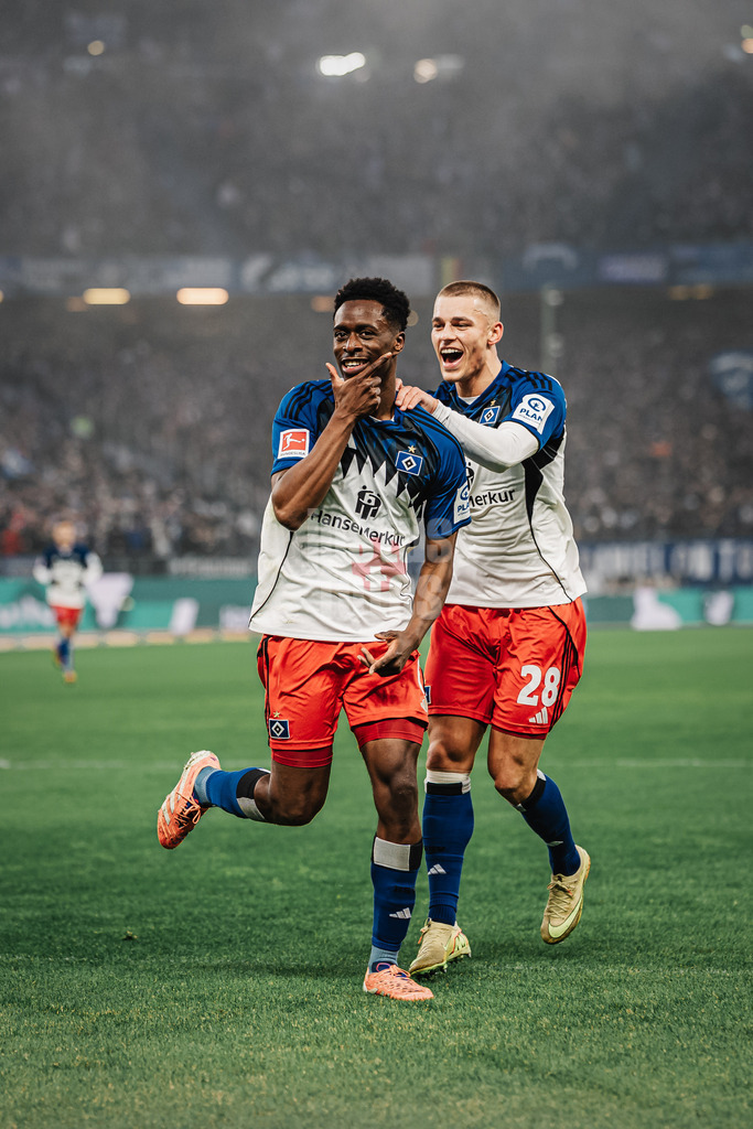 Fußball | Männer | Saison 2025/2026 | 1. Fußball-Bundesliga | 15. Spieltag | Hamburger SV vs. Eintracht Frankfurt | 20.12.2025 | Torjubel Albert Sambi Sambi Lokonga (#6, HSV) links und Miro Muheim (#28, HSV) rechts