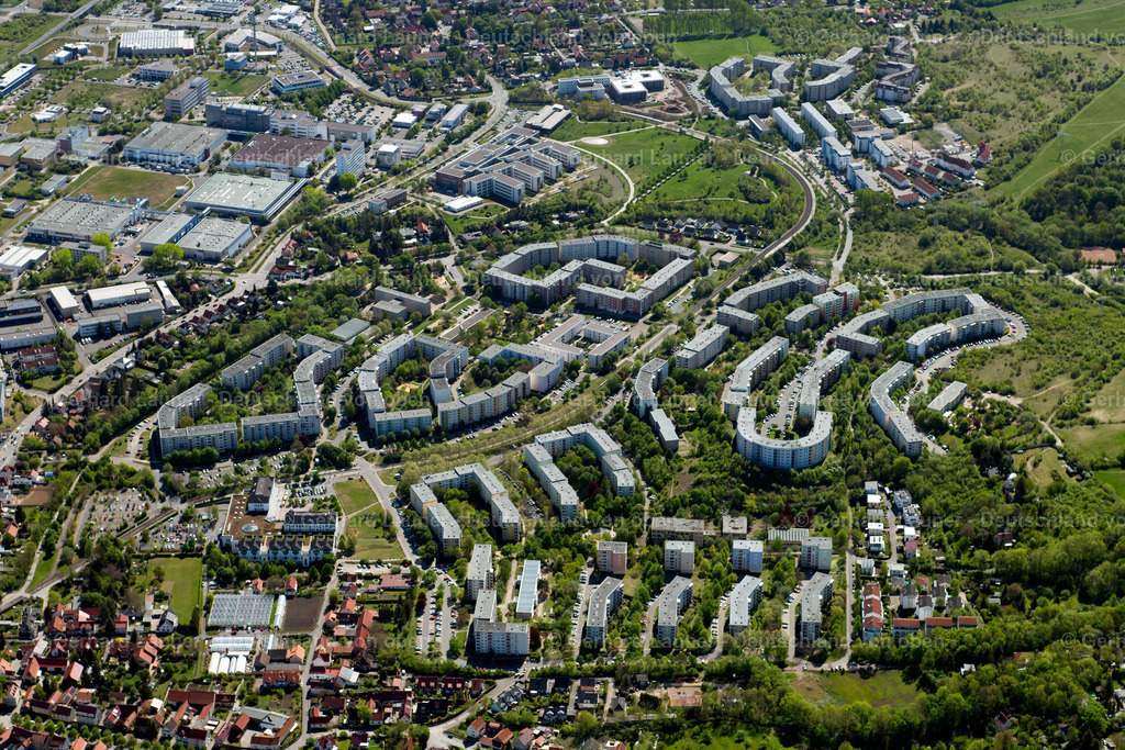 4026531 | ERFURT 07.05.2020 Wohngebiet einer Mehrfamilienhaussiedlung Am Drosselberg - Carl-Zeiss-Straße - Curiestraße - Max-Planck-Straße im Ortsteil Melchendorf in Erfurt im Bundesland Thüringen, Deutschland. // Residential area of a multi-family house settlement on Drosselberg - Carl-Zeiss-Strasse - Curiestrasse - Max-Planck-Strasse in the district Melchendorf in Erfurt in the state Thuringia, Germany. Foto: Gerhard Launer