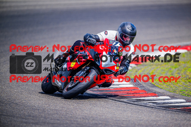 MaZZes_FotoMatrix_240717_6007705_7116 | GELB