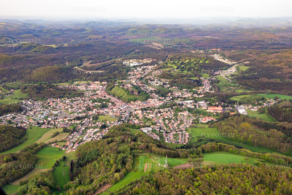 Vue aérienne: Vue de la ville depuis l'ouest à Bitsch dans le département Moselle, France. Photo: IMG_140438.jpg prise le 30/04/2024 par Werner Riehm/FLY-FOTO.eu – Résolution de l'original: 4600 x 3067 px