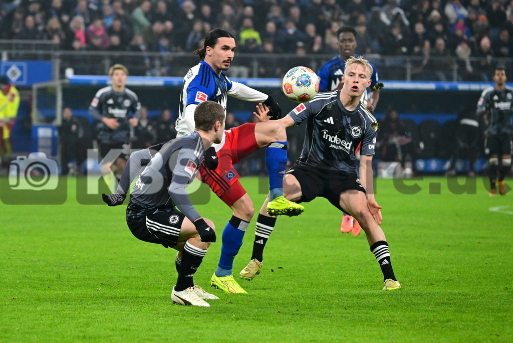 KBS Picture_HSV-Frankfurt_047 | v.l. Baum Elias (Eintr. Frankfurt) , Philippe Rayan (HSV) , Hoejlund Oscar (Eintr. Frankfurt) ,Sportplatz :  Volksparkstadion, - Realisiert mit Pictrs.com