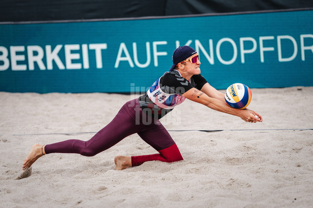 Beachvolleyball | Frauen | Allianz German Beach Tour 2024 | Tourstop Kühlungsborn 2 | 17.08.2024 | Melanie Gernert spielt den Ball