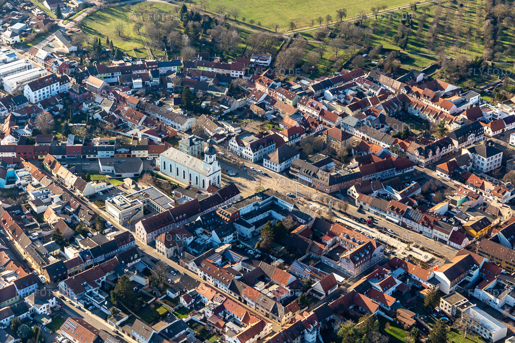 Luftbild: Katholische Kirche am Marktplatz in Philippsburg im Bundesland Baden-Württemberg in Deutschland. Foto: IMG_125616.jpg vom 21.02.2021 durch Werner Riehm/FLY-FOTO.de