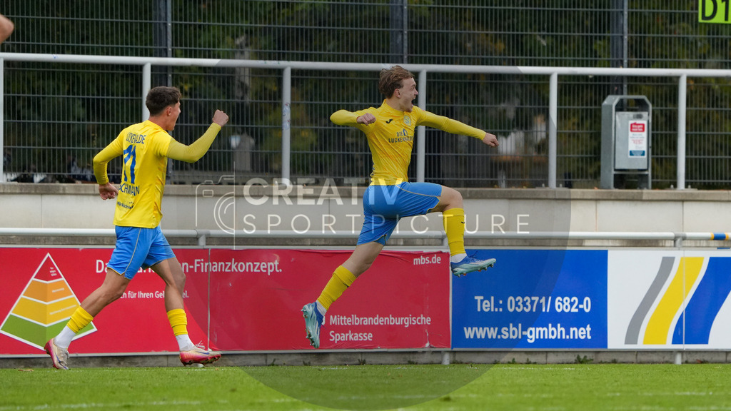 Fußball, Herren, Saison 2025/2026, Regionalliga Nordost, 11. Spieltag, FSV 63 Luckenwalde vs. FC Carl-Zeiss Jena, Samstag 05.10.2025, Werner-Seelenbinder-Stadion Luckenwalde, | Fußball, Herren, Saison 2025/2026, Regionalliga Nordost, 11. Spieltag, FSV 63 Luckenwalde vs. FC Carl-Zeiss Jena, Samstag 05.10.2025, Werner-Seelenbinder-Stadion Luckenwalde, Im Bild: Großer Jubel beim FSV 63 Luckenwalde um Torschütze Remo Merke (r.) nach dem späten 1:1-Ausgleich. - Realisiert mit Pictrs.com