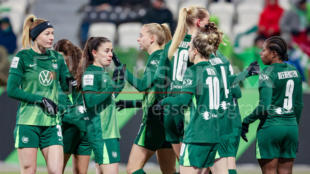 Fussball, Google Pixel Frauen-Bundesliga, VfL Wolfsburg - 1. FC Köln | Spielerinnen vom VfL Wolfsburg mit Torjubel, Jubel, jubeln, jubelt, optimistisch, Spielszene, Highlight, Freude über das Tor zum 1:0, DIE DFB-RICHTLINIEN UNTERSAGEN JEGLICHE NUTZUNG VON FOTOS ALS SEQUENZBILDER UND/ODER VIDEOÄHNLICHE FOTOSTRECKEN. DFB REGULATIONS PROHIBIT ANY USE OF PHOTOGRAPHS AS IMAGE SEQUENCES AND/OR QUASI-VIDEO.