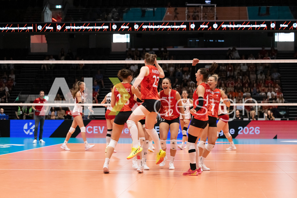 Austria v Switzerland - CEV European League Women | KRIENS, SWITZERLAND - JUNE 14: MERET AARDEN of Switzerland, ALIX DE MICHELI of Switzerland, FABIANA BRANCA of Switzerland, MÉLINE PIERRET of Switzerland and JULIE LENGWEILER of Switzerland celebrating during the CEV European League match between Austria and Switzerland at Pilatus Arena on June 14, 2026 in Kriens, Switzerland. - Realisiert mit Pictrs.com