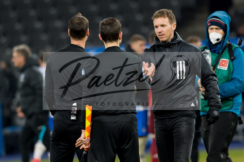 BSCFCB20220123_355 | Fussball, Herren: Trainer Julian Nagelsmann (FC Bayern Muenchen) verabschiedet sich vom Schiedsrichtergespann bei dem Spiel der 1. Bundesliga zwischen Hertha BSC und FC Bayern Muenchen im Olypiastadion am 23.01.2022 in Berlin, Deutschland.DFB / DFL REGULATIONS PROHIBIT ANY USE OF PHOTOGRAPHS AS IMAGE SEQUENCES AND/OR QUASI-VIDEO. - Realisiert mit Pictrs.com