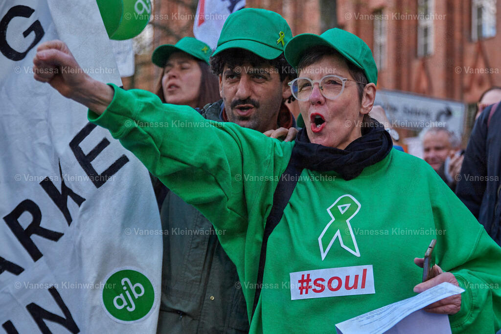 250408_KBS_Kuerzungen_15 | Einige hunderte Menschen protestieren am 08.04.2025 vor der Senatsverwaltung für Gesundheit in Berlin gegen finanzielle Kürzungen bei psychosozialen Kontakt- und Beratungsstellen.  - Realisiert mit Pictrs.com
