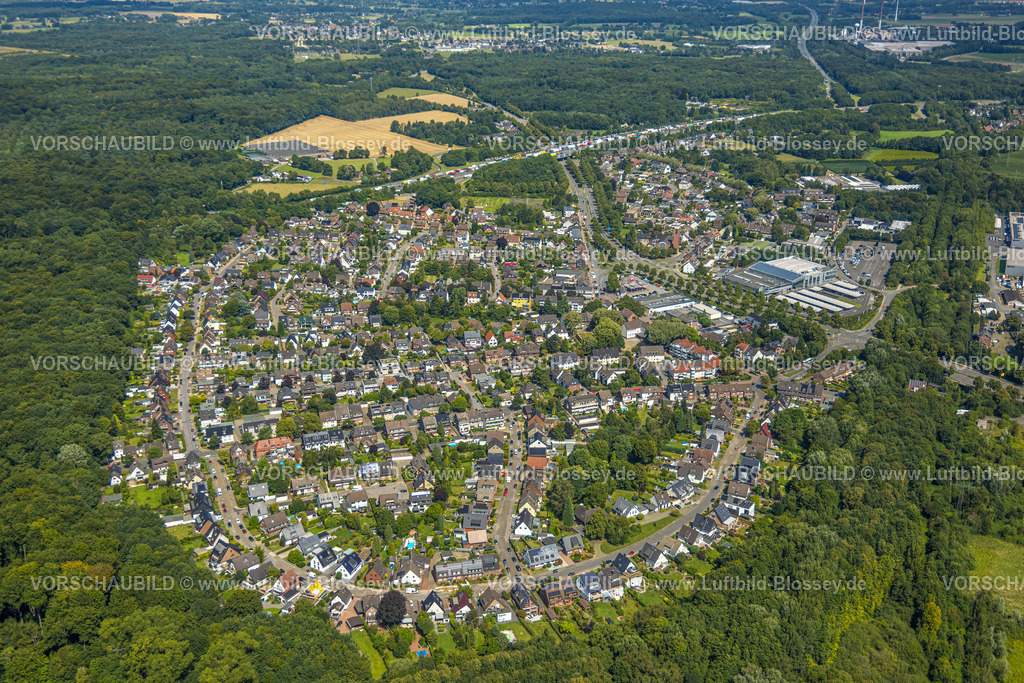 Bottrop250802440 | Luftbild, rund Wohnsiedlung am Wald, Nibelungenweg und Siegfriedstraße, oben Autobahn A2 mit LKW Verkehrsstau an der Anschlussstelle Bottrop, Kirchhellener Straße, Stadtwald, Bottrop, Ruhrgebiet, Nordrhein-Westfalen, Deutschland