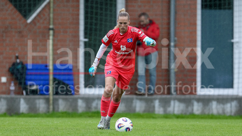 Fussball, Testspiel Frauen, Hamburger SV - FC Viktoria Berlin | Inga Schuldt (Torhüterin, Torwart, Hamburger SV, 1) am Ball, Freisteller, Einzelbild, Ganzkörper, Aktion, Action, Spielszene