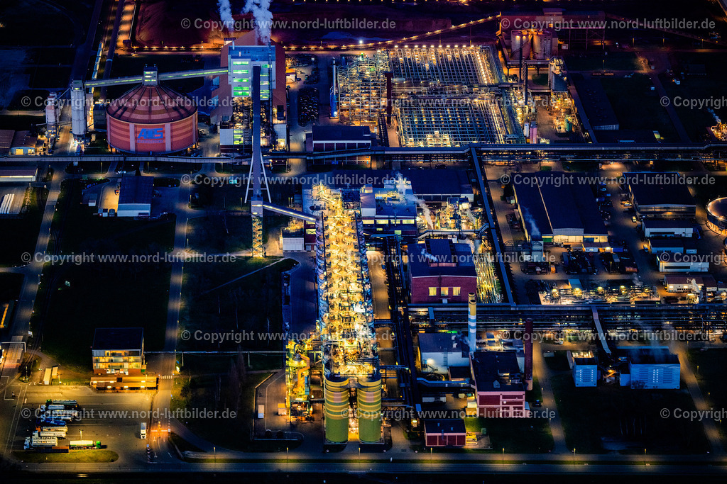 Stade_Bützfleth_AOS_Nachtaufnahme_ELS_5388060325 | STADE 06.03.2025 Nacht- Lichter und Beleuchtung Gebäude und Produktionshallen auf dem Fabrikgelände der Aluminium Oxid Stade GmbH an der Johann-Rathje-Köser-Straße im Ortsteil Bützfleth in Stade im Bundesland Niedersachsen, Deutschland. Weiterführende Informationen bei: AOS Aluminium Oxid Stade GmbH,  Dow Deutschland Anlagengesellschaft mbH. // Night lighting building and production halls on the premises of Aluminium Oxid Stade GmbH on street Johann-Rathje-Koeser-Strasse in the district Buetzfleth in Stade in the state Lower Saxony, Germany. Further information at: AOS Aluminium Oxid Stade GmbH,  Dow Deutschland Anlagengesellschaft mbH. Foto: Martin Elsen