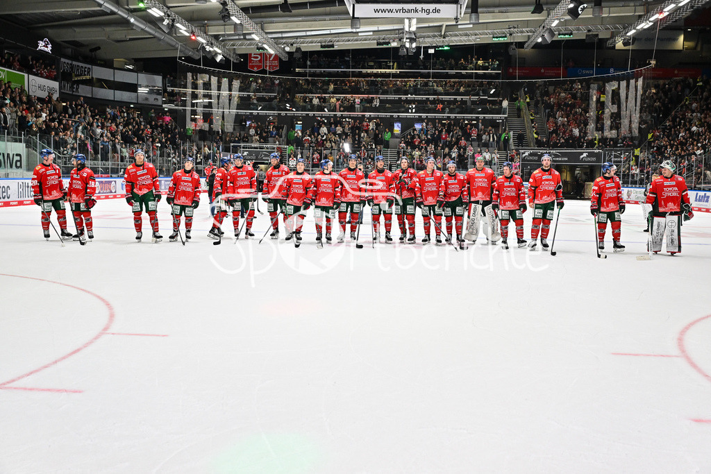 Augsburger Panther - Kölner Haie | Glückliche Augsburger Panther feiern den Heimsieg gegen Köln mit den heimischen Fans / DEL: Augsburger Panther - Kölner Haie; Curt Frenzel Stadion am 26.09.2025