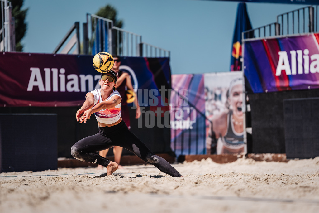 Beachvolleyball | Frauen | Allianz German Beach Tour 2025 | Tourstop Bremen | 12.06.2025 | Louisa Marunde nimmt den Ball an