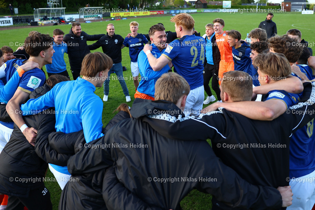 NH_JFVLübeckU19_HolsteinKielU19_SHFVLandespokal_14052026 | #1 Noah Ahlers (Holstein Kiel U19) und #24 Leon Wiese (Holstein Kiel U19) machten nach dem Sieg Stimmung im Teamkreis.Fußball I Junioren I SHFV-Landespokal (A-Junioren) I Saison 2025-2026 I Finale I JFV Lübeck U19 - Holstein Kiel U19 I 14.05.2026 I Uwe-Seeler-Fußball-Park