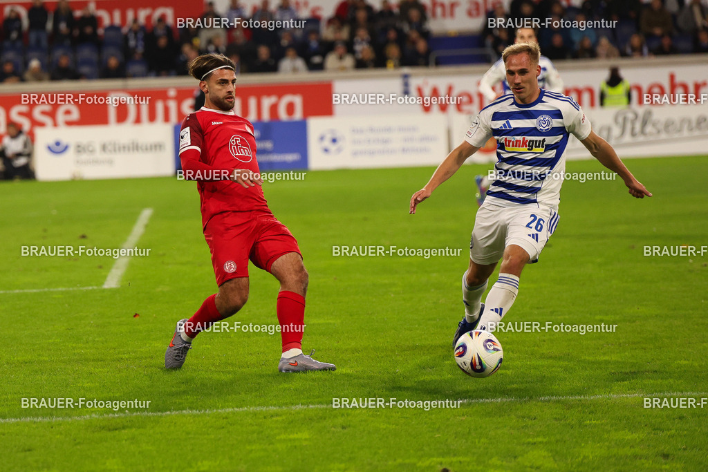 MSV Duisburg - Rot-Weiss Essen  | Duisburg, Deutschland, 26.10.2025 José-Enrique Ríos Alonso  (Rot-Weiss Essen) und Florian Krüger (MSV Duisburg)  im Kampf um den Ball während des 3.Liga Spiels zwischen MSV Duisburg und Rot-Weiss Essen in der Schauinsland-Reisen-Arena am 26.10.2025 in Duisburg (Foto von Timo Bluhmki-Schmidt/ Brauer Fotoagentur
