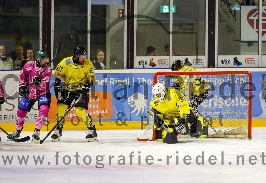 2025-10-10_078_TSV_Erding_gegen_onesto_Tigers_Bayreuth | Erding, Deutschland, 10.10.2025:Eishockey, Oberliga Süd 2025 / 2026, 7. Spieltag, TSV Erding gegen onesto Tigers Bayreuth, Endergebnis: 2:5Philipp Michl (Erding Gladiators, #77), Ondrej Nedved (onesto Tigers Bayreuth, #27), Torwart Maximilian Meier (onesto Tigers Bayreuth, #30)Foto: Christian Riedel / fotografie-riedel.net