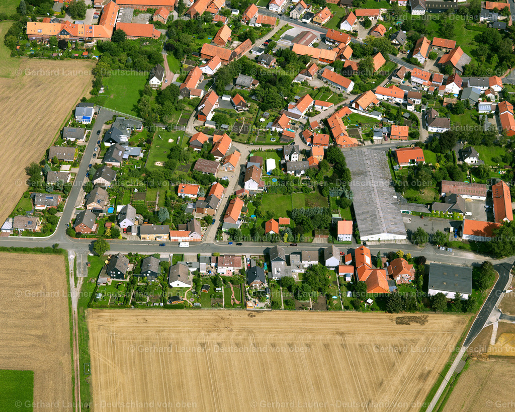 2638744 | HAVERLAH 23.08.2006 Landwirtschaftliche Nutzflächen und Feldgrenzen  umsäumen das Siedlungsgebiet des Dorfes in Haverlah im Bundesland Niedersachsen, Deutschland // Agricultural land and field boundaries surround the settlement area of the village  in Haverlah in the state Lower Saxony, Germany Foto: Gerhard Launer