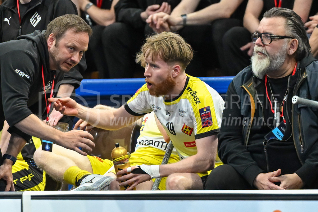 Zug United - HC Rychenberg - 25. April 2026 | Noah Püntener (#19 HC Rychenberg Winterthur) im Gespräch mit Kari Koskelainen (Assistent HC Rychenberg), rechts Philippe Soutter (Head Coach HC Rychenberg) am L-UPL Superfinal-Spiel zwischen Zug United und HC Rychenberg am 25. April 2026 in der BCF Arena, Fribourg, Schweiz.Bild: Sportfotografie Markus Aeschimann | www.markus-aeschimann.ch - Realisiert mit Pictrs.com