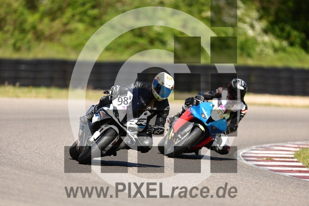 0098-20260426_01692 | Schöne Erinnerungen an spannende Momente - das festzuhalten ist unser Job. PIXELrace.de ist seit 2003 auf den Rennstrecken Europas unterwegs um die Action draußen beim Fahren und die wunderbare Stimmung imm Fahrerlager für euch einzufangen.
