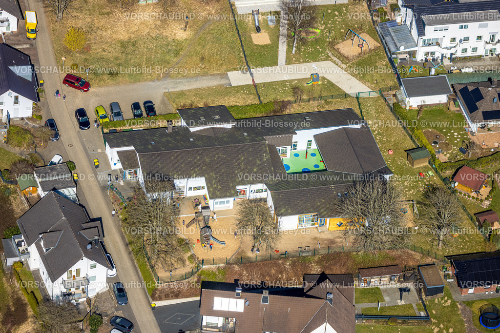 Wenden250307081Moellmicke | Luftbild, Schule Familienzentrum St. Severinus mit Solardach, Agathastraße, Möllmicke, Wenden, Sauerland, Nordrhein-Westfalen, Deutschland